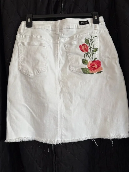 Earl Jean White Denim Mini Skirt Rose Embroidery Raw Hem Size 6 Boho - Picture 7 of 9